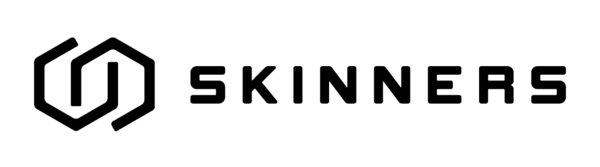 Hier siehst du das copyright-geschütze Markenlogo von Skinners® in dicken schwarzen Großbuchstaben auf weißem Hintergrund. Vor dem Schriftzug steht noch das zugehörieg Bildlogo bestehend aus 2 ineinander verschlungenen Hexagonen.
