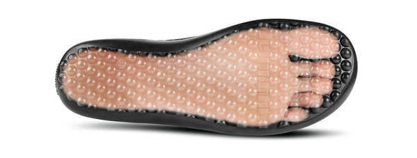 Unteransicht eine Leguano Barfußschuhes. Die typische Leguano Barfußschuh-Sohle wird hier durchsichtig gezeigt, sodass ein nackter Fuß, der im Schuh steckt, von unten zu sehen ist.